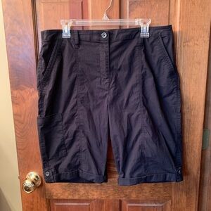 Chico, BLACK shorts, size 2 or 12. 2 side 2 back and 1 side leg pocket Zip front